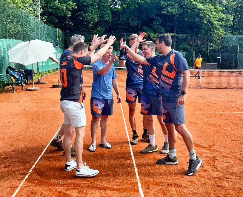 Der Captain Simon Muralt wird vom Team zum Aufstieg gefeiert