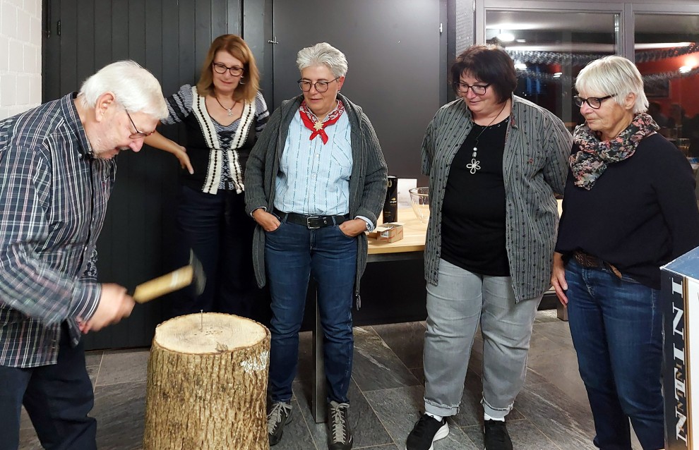 Nagel-Einschlagen-Wettbewerb