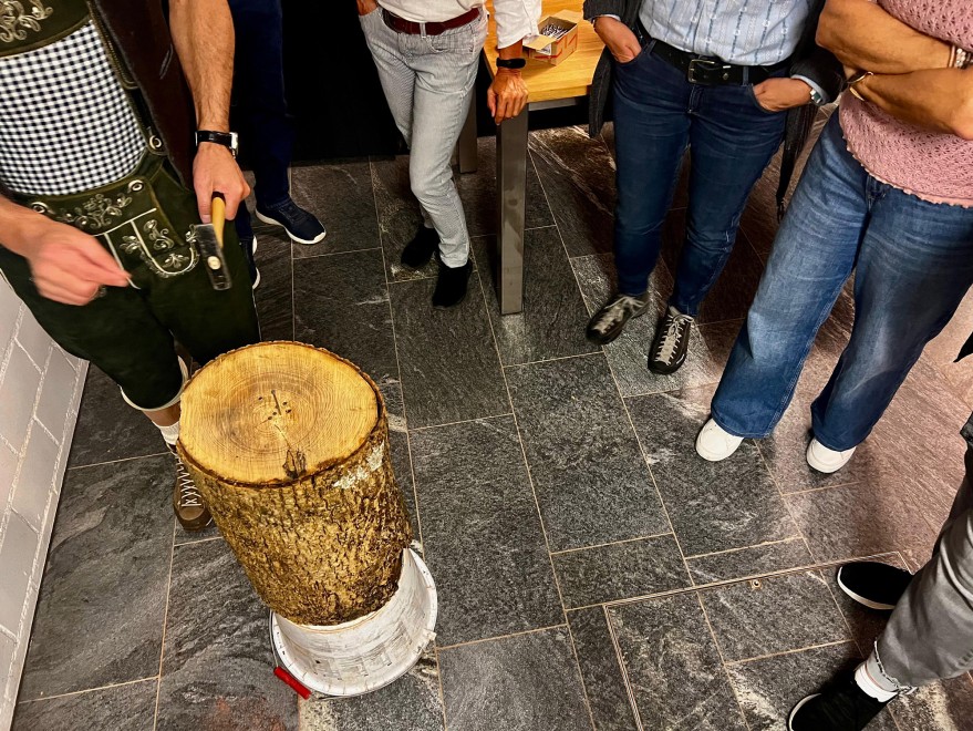 Nagel-Einschlagen-Wettbewerb