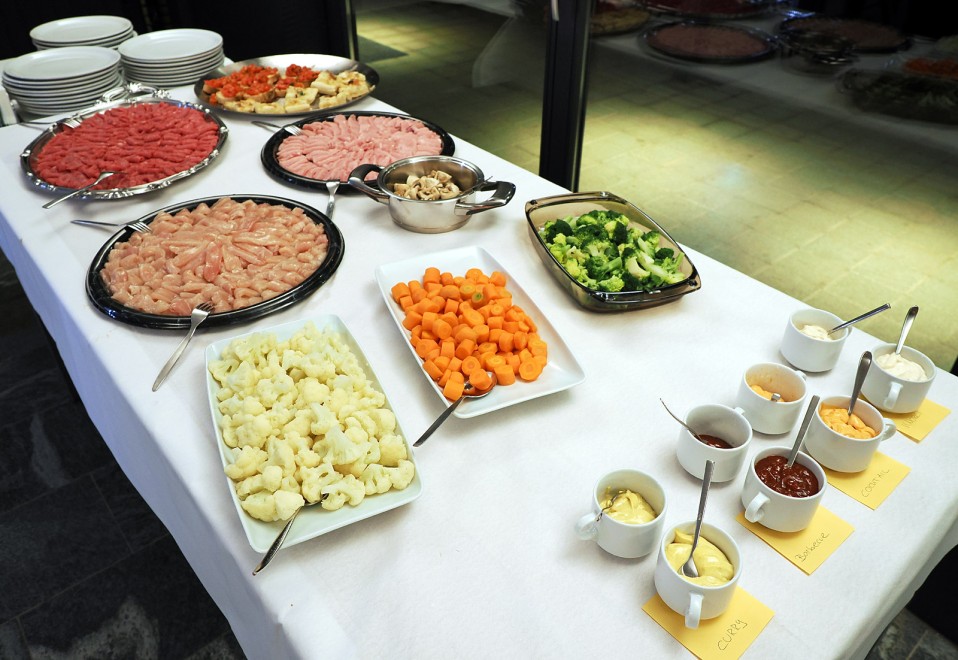 Buffet für das Fondue bourguignonne Buffet für das Fondue bourguignonne