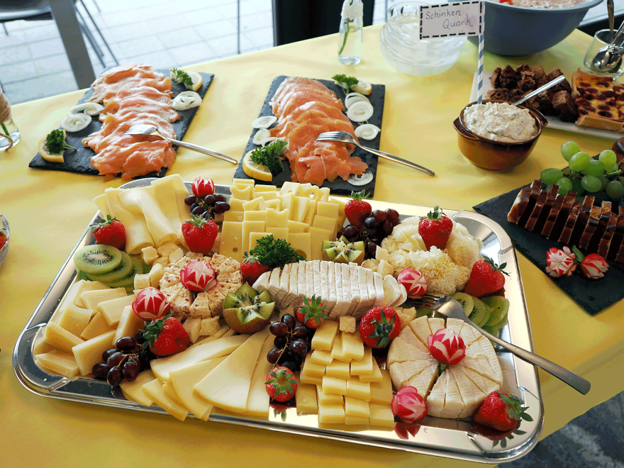 Reichhaltiges Brunch-Angebot von SEMPRE Reichhaltiges Brunch-Angebot von SEMPRE