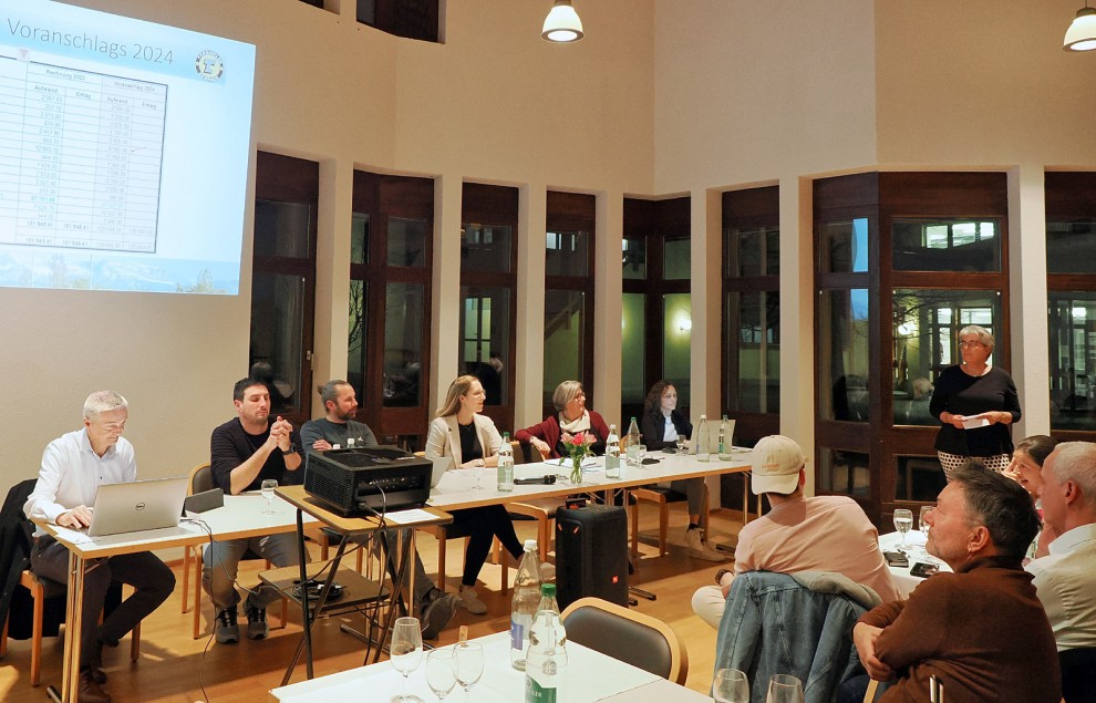 Finanzchefin Sandra Bienz erläutert Rechnung und Voranschlag Finanzchefin Sandra Bienz erläutert Rechnung und Voranschlag