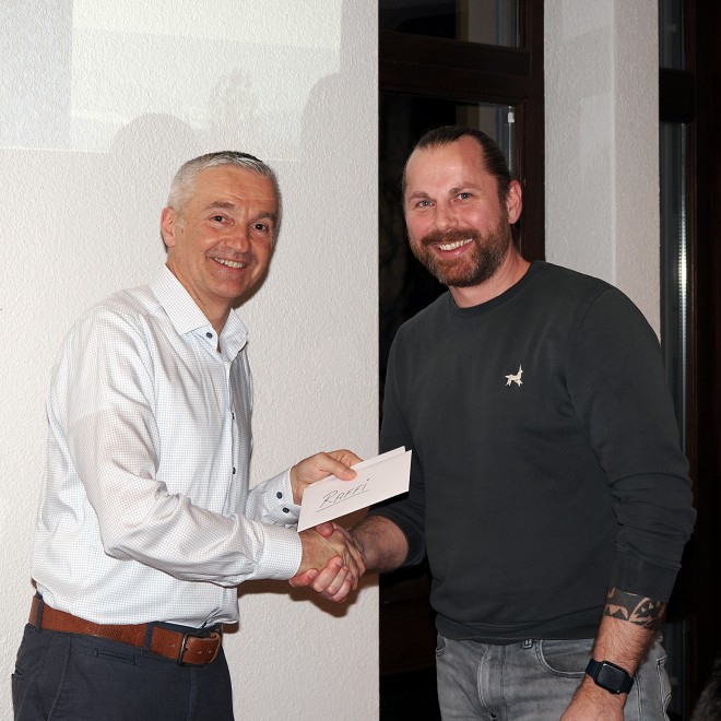Der abtretende SPIKO-Chef Raphael Stäheli wird von Präsident Bruno Stocker verdankt Der abtretende SPIKO-Chef Raphael Stäheli wird von Präsident Bruno Stocker verdankt