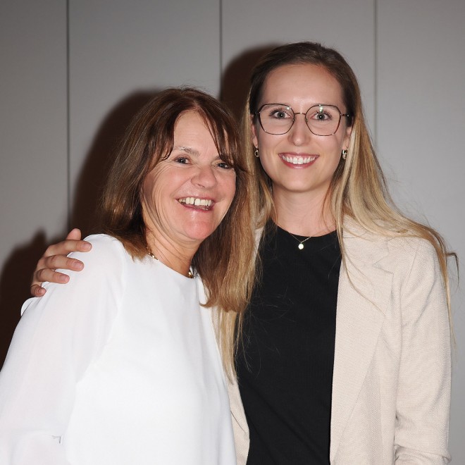 Gaby Hoppler dankt Yvonne Elmiger für ihr Engagement zugunsten der Juniorenförderung