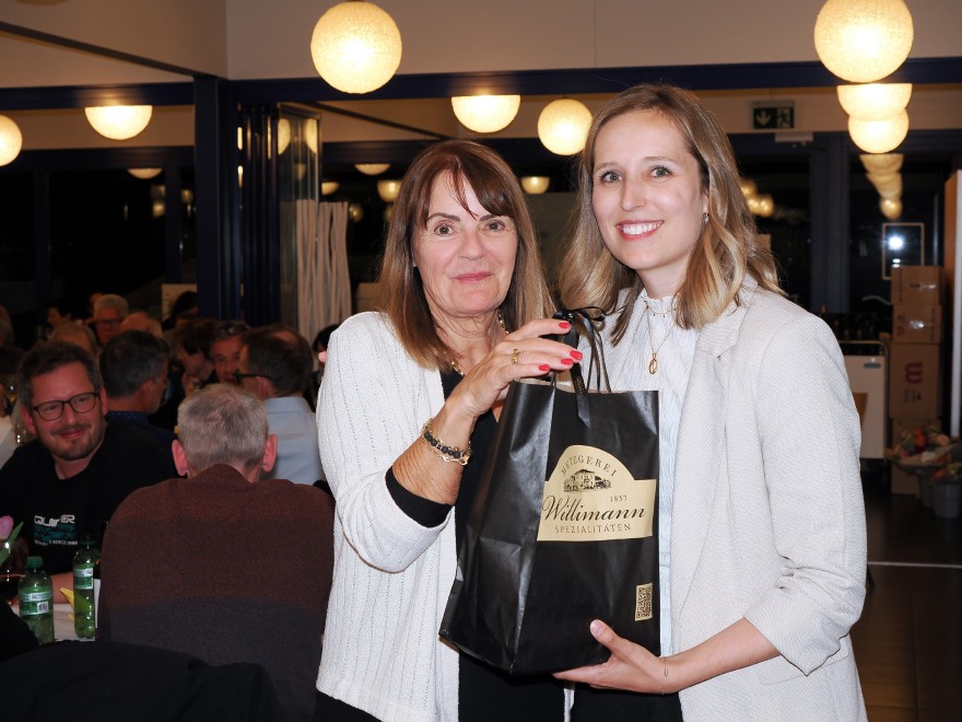 J+S-Leiterin Yvonne Elmiger erhält Geschenk von Junioren-Verantwortlichen Gaby Lang