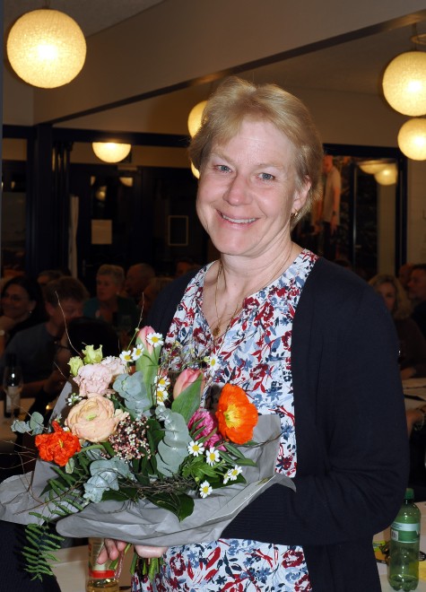 Rechnungsrevisorin Silvia Amrein erhält für ihre Arbeit einen Blumenstrauss.