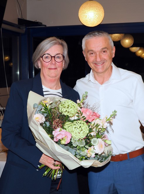 Silvia Weingartner wird für ihre 20 Jahre Vorstandsarbeit von Präsident Bruno Stocker geehrt.