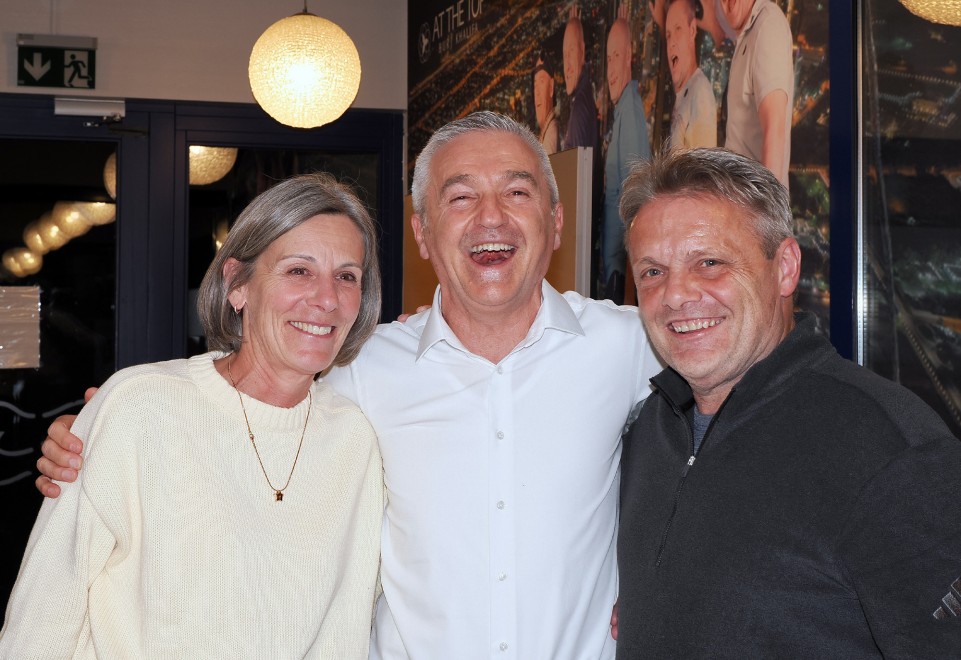 Präsident Bruno Stocker bedankt sich bei Barbara und Hansi Burri für die grosse Unterstützung!