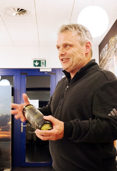 Hansi Burri stellt seinen Jubiläums-Tennisball-Verkauf vor