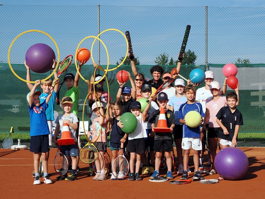 Gruppenfoto mit den eingesetzten Traininings-Utensilien