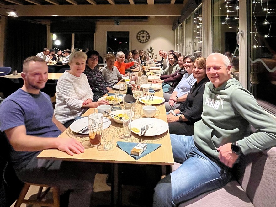 Nachtessen beim 18. Mixed-Tennis-Plausch im Schlossfeld in Willisau Nachtessen beim 18. Mixed-Tennis-Plausch im Schlossfeld in Willisau