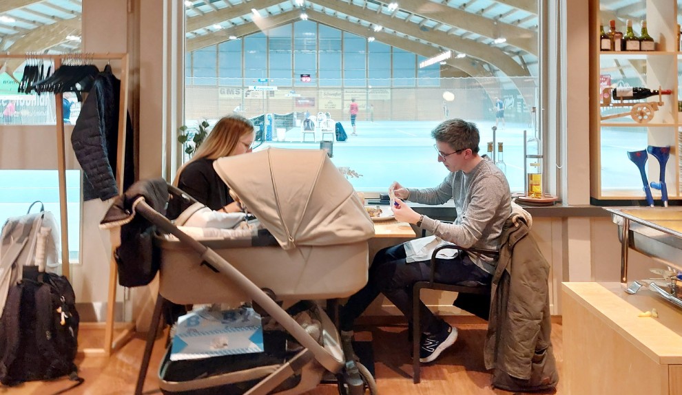 Organisator Tobis Lang beim Essen mit Gaby
