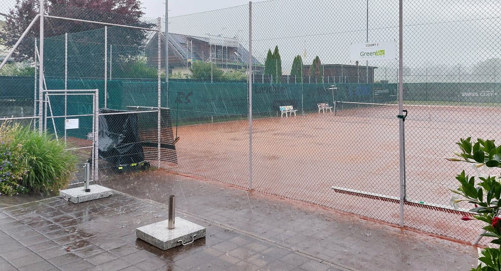 Platzregen um 16.00 Uhr beendet das Tennisspielen Platzregen um 16.00 Uhr beendet das Tennisspielen