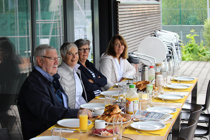 Stärkung mit einem ausgiebigen Morgenessen Stärkung mit einem ausgiebigen Morgenessen