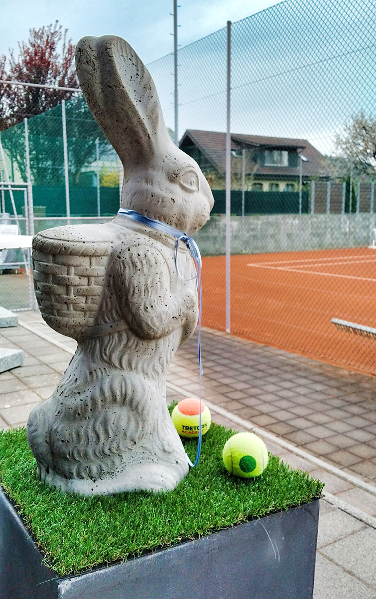Zwei Osterhasen begrüssen die Spielerinnen und Spieler Zwei Osterhasen begrüssen die Spielerinnen und Spieler