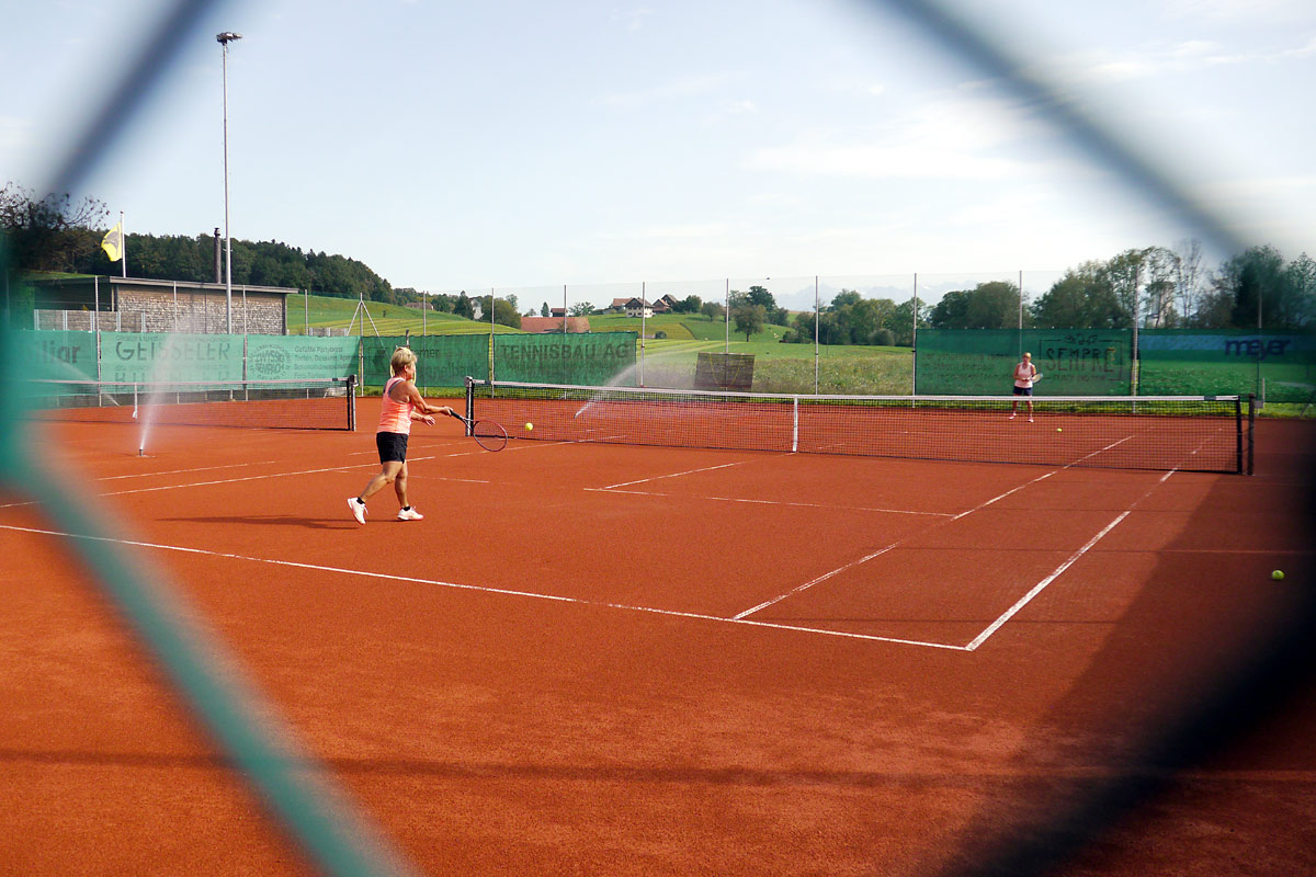 Erika und Natascha spielen als erste Damen auf den neuen Plätzen Erika und Natascha spielen als erste Damen auf den neuen Plätzen