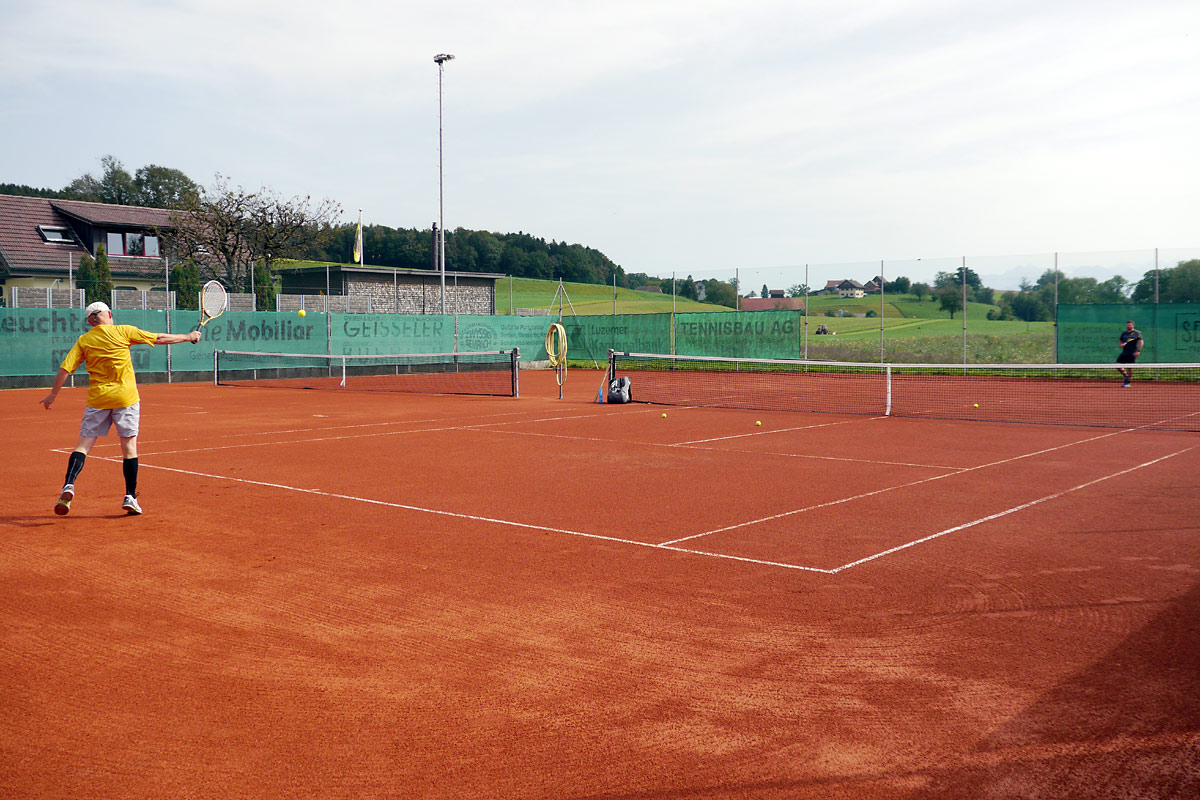 Die ersten Ballwechsel auf Platz 1 Die ersten Ballwechsel auf Platz 1