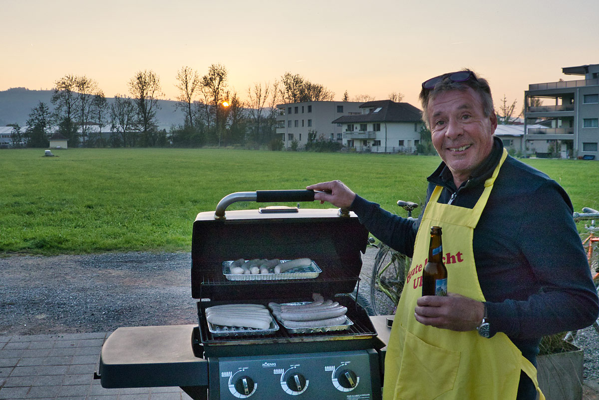 Urs Kuster beim Grillieren Urs Kuster beim Grillieren