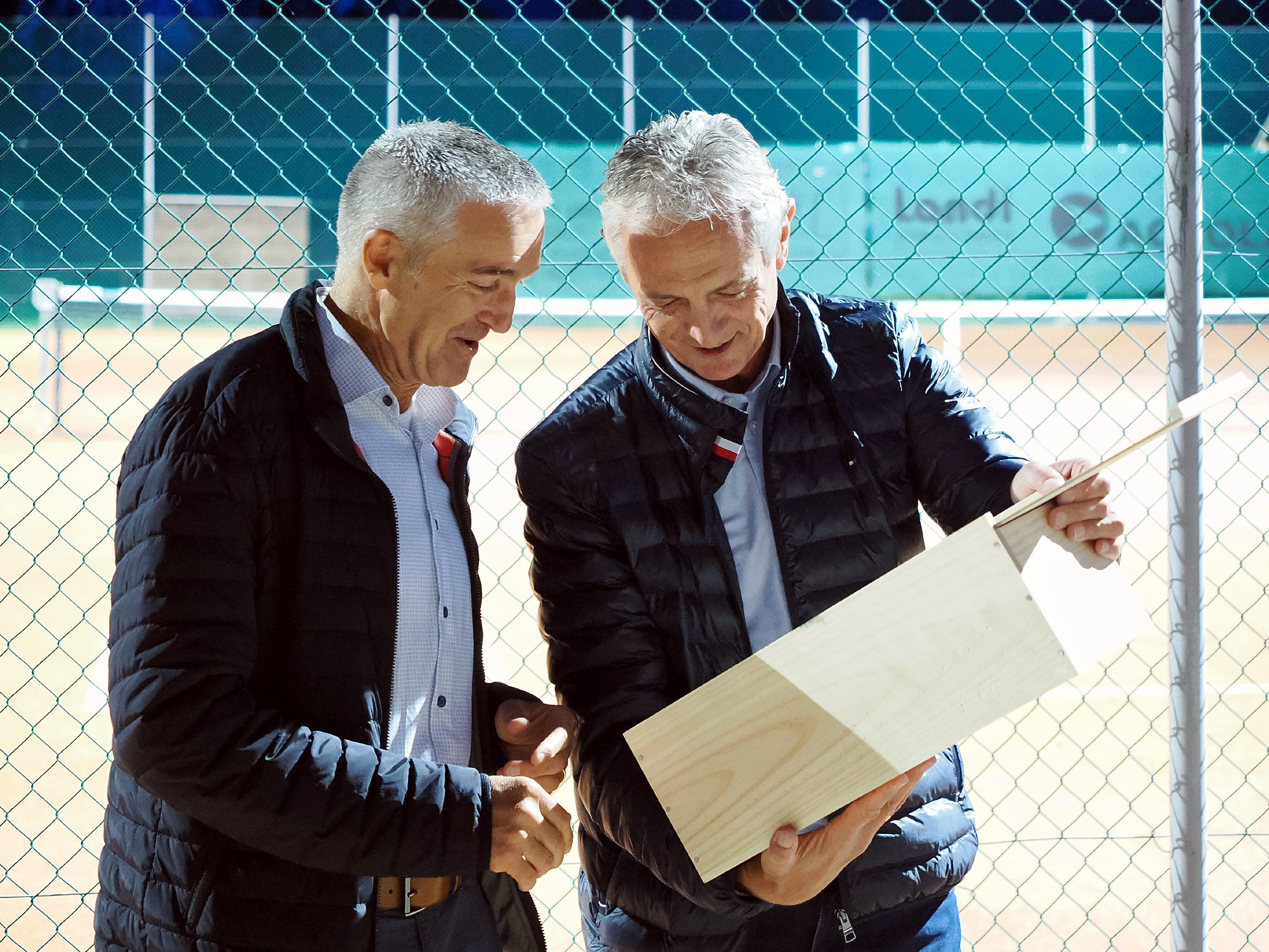 Kurt Gabriel übergibt Geschenk von B2G an Bruno Stocker Kurt Gabriel übergibt Geschenk von B2G an Bruno Stocker