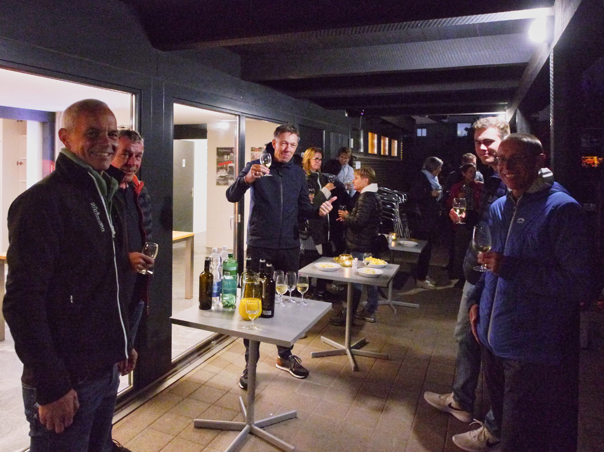 Apéro auf der Clubhaus-Terrasse Apéro auf der Clubhaus-Terrasse