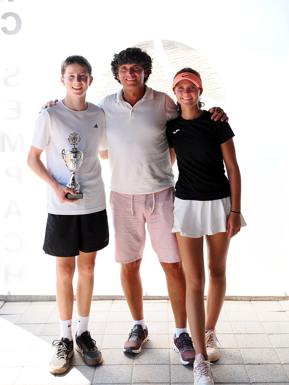 Junioren-Finalisten Leon Heini (l) und Alicia Raposo (r) mit Junioren-Trainer "Nacho" Junioren-Finalisten Leon Heini (l) und Alicia Raposo (r) mit Junioren-Trainer "Nacho"