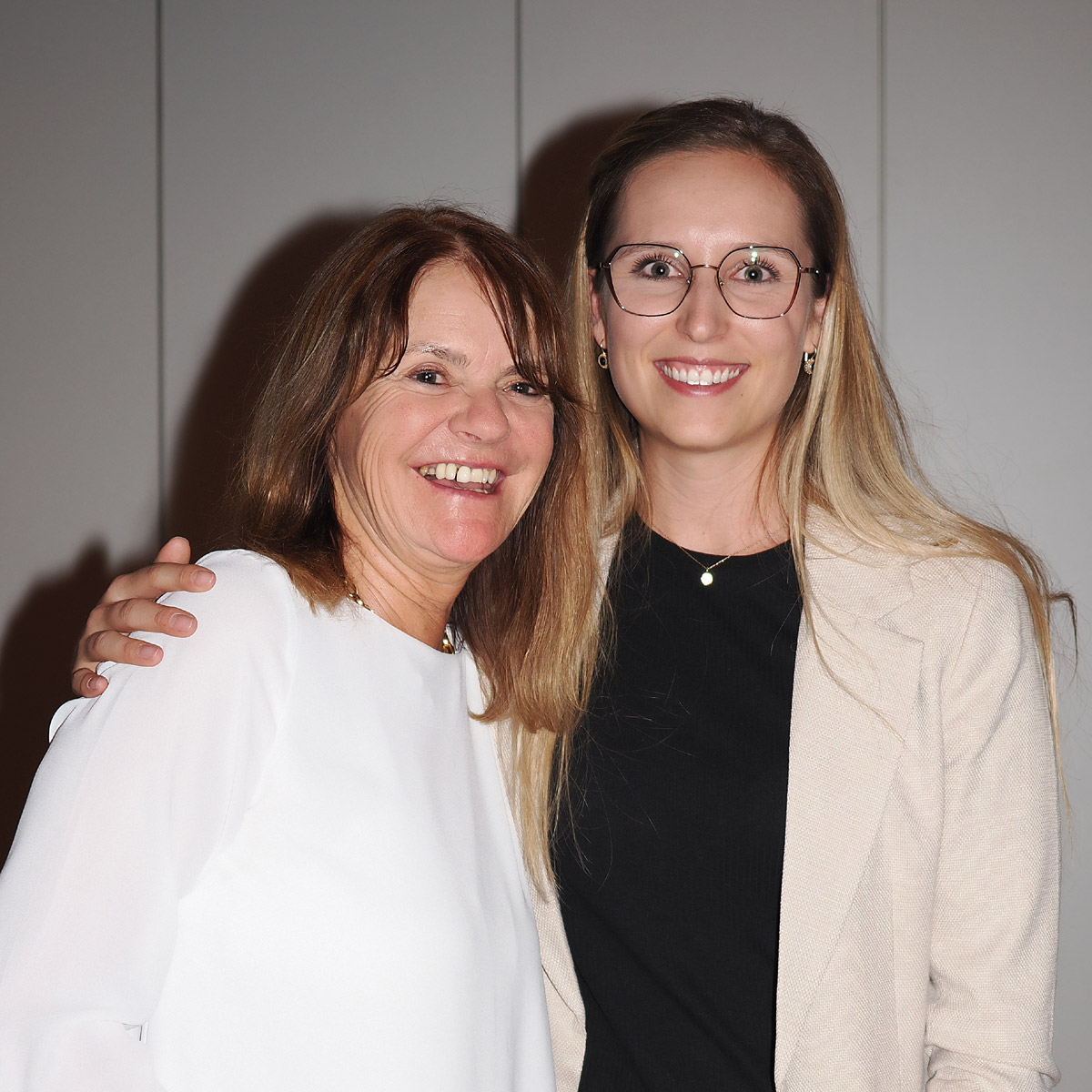 Gaby Hoppler dankt Yvonne Elmiger für ihr Engagement zugunsten der Juniorenförderung Gaby Hoppler dankt Yvonne Elmiger für ihr Engagement zugunsten der Juniorenförderung
