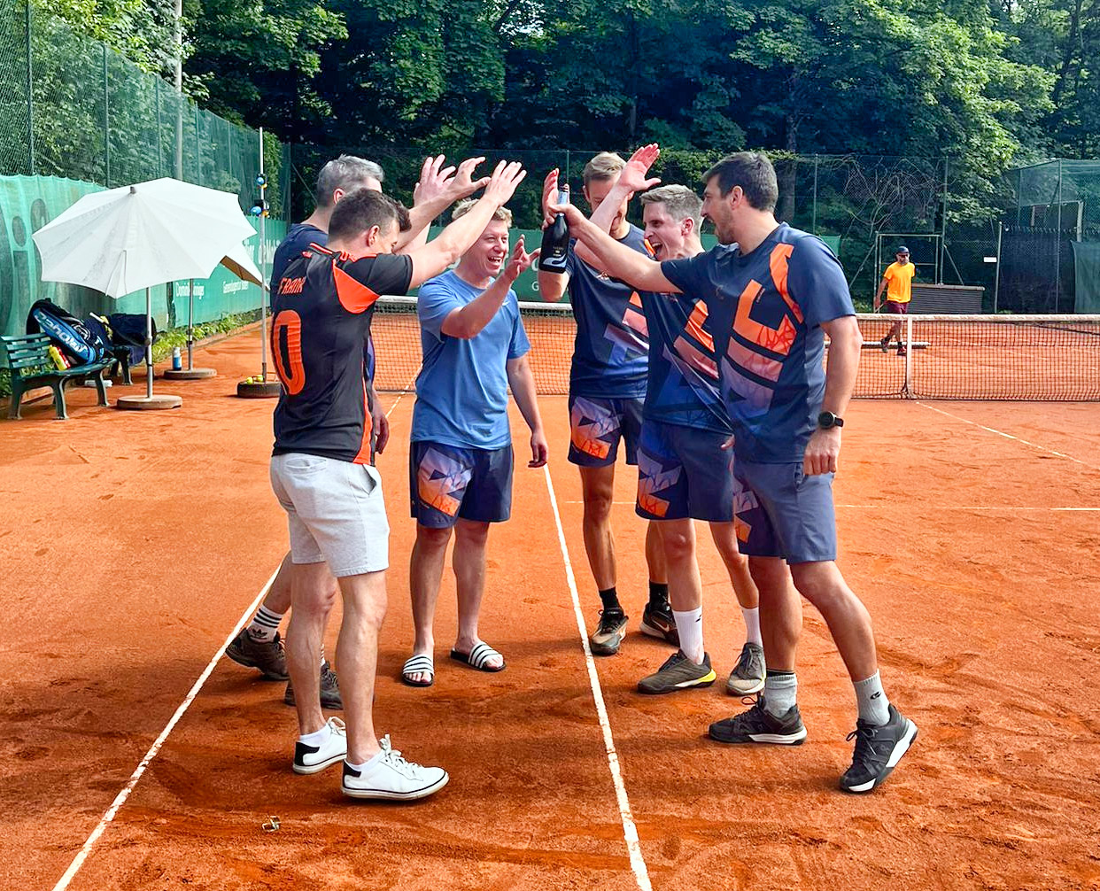 Der Captain Simon Muralt wird vom Team zum Aufstieg gefeiert