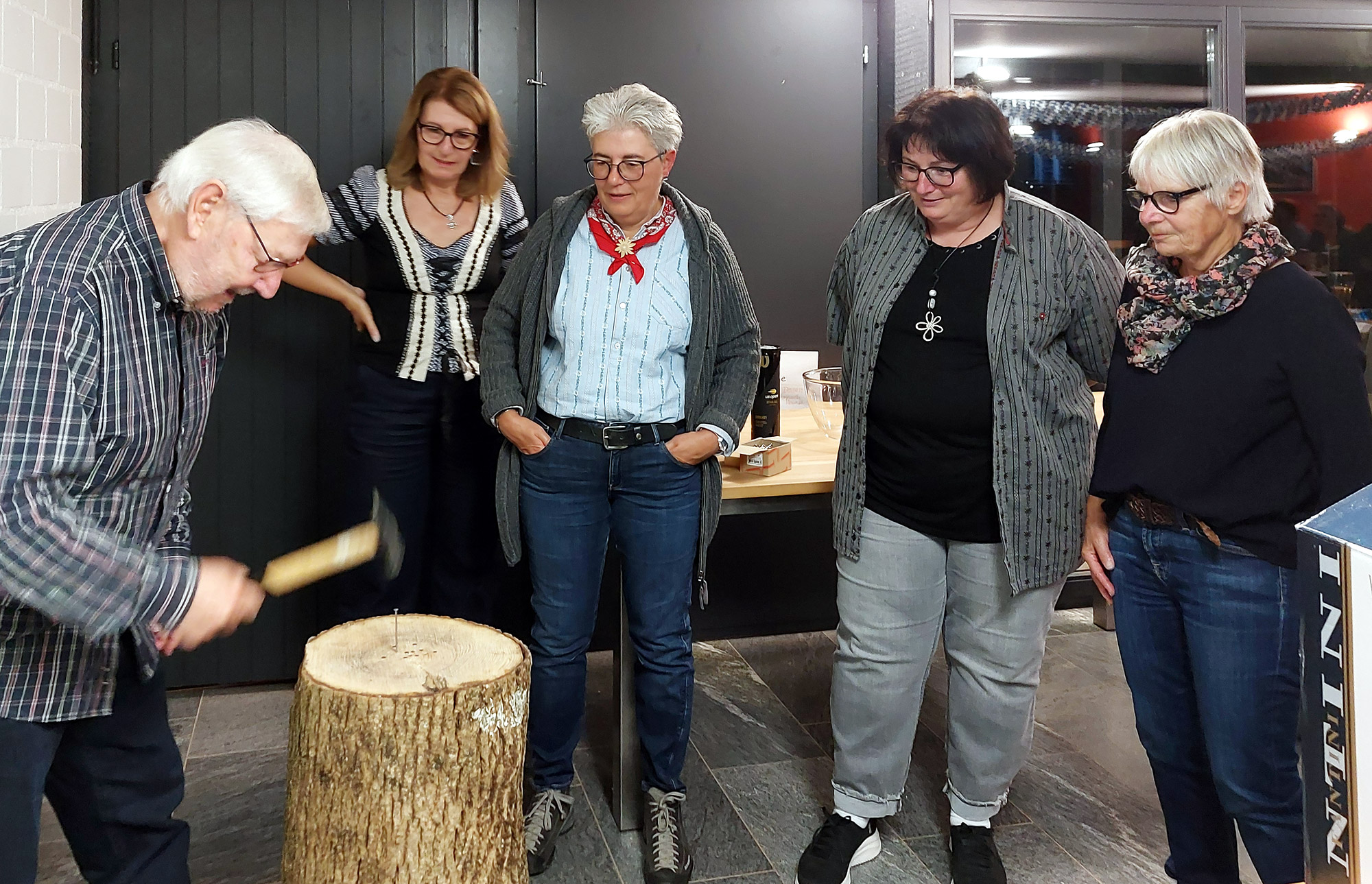 Nagel-Einschlagen-Wettbewerb Nagel-Einschlagen-Wettbewerb