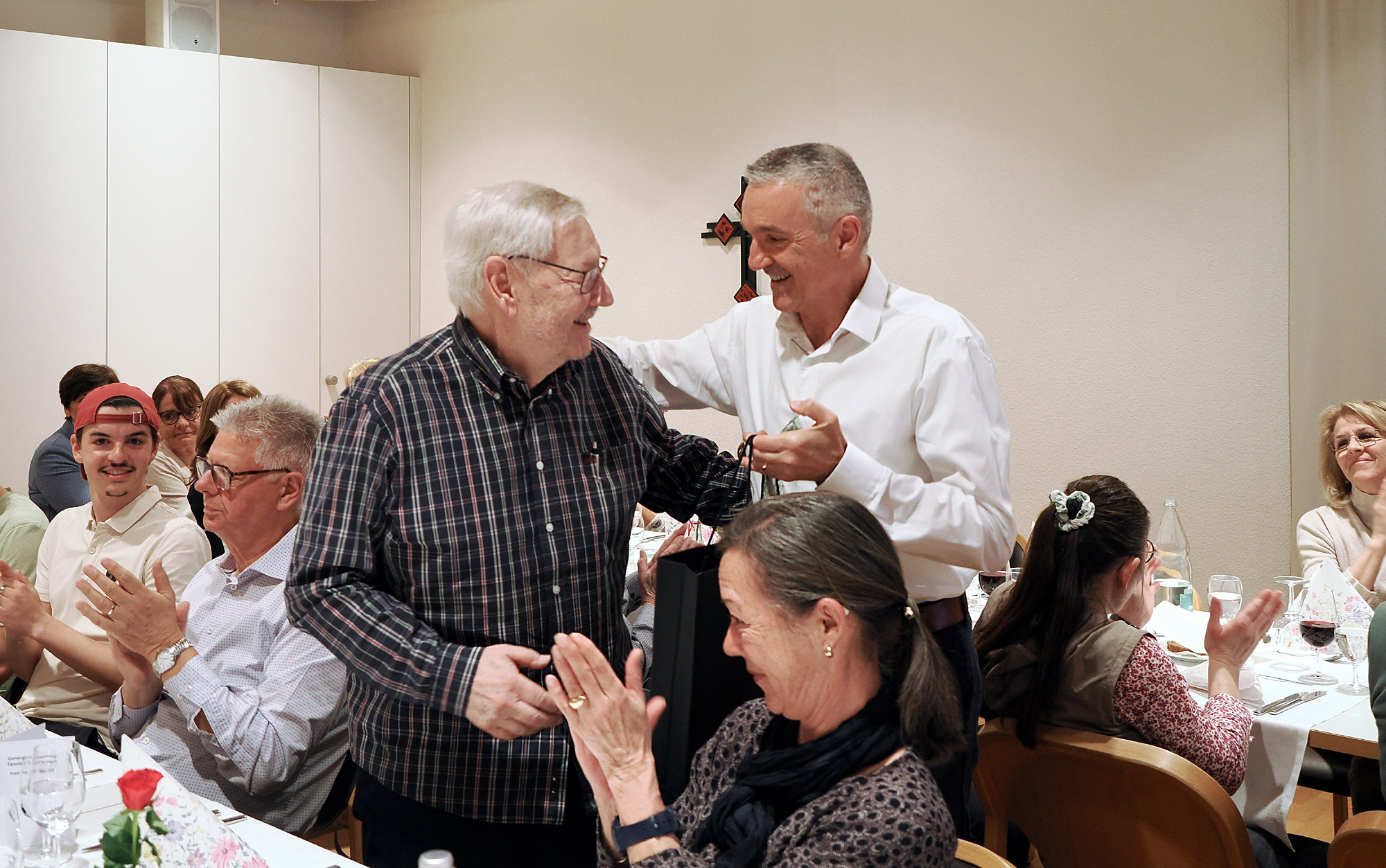 Präsident Bruno Stocker gratuliert Ehrenpräsident Kurt Krieger zum 80. Geburtstag Präsident Bruno Stocker gratuliert Ehrenpräsident Kurt Krieger zum 80. Geburtstag