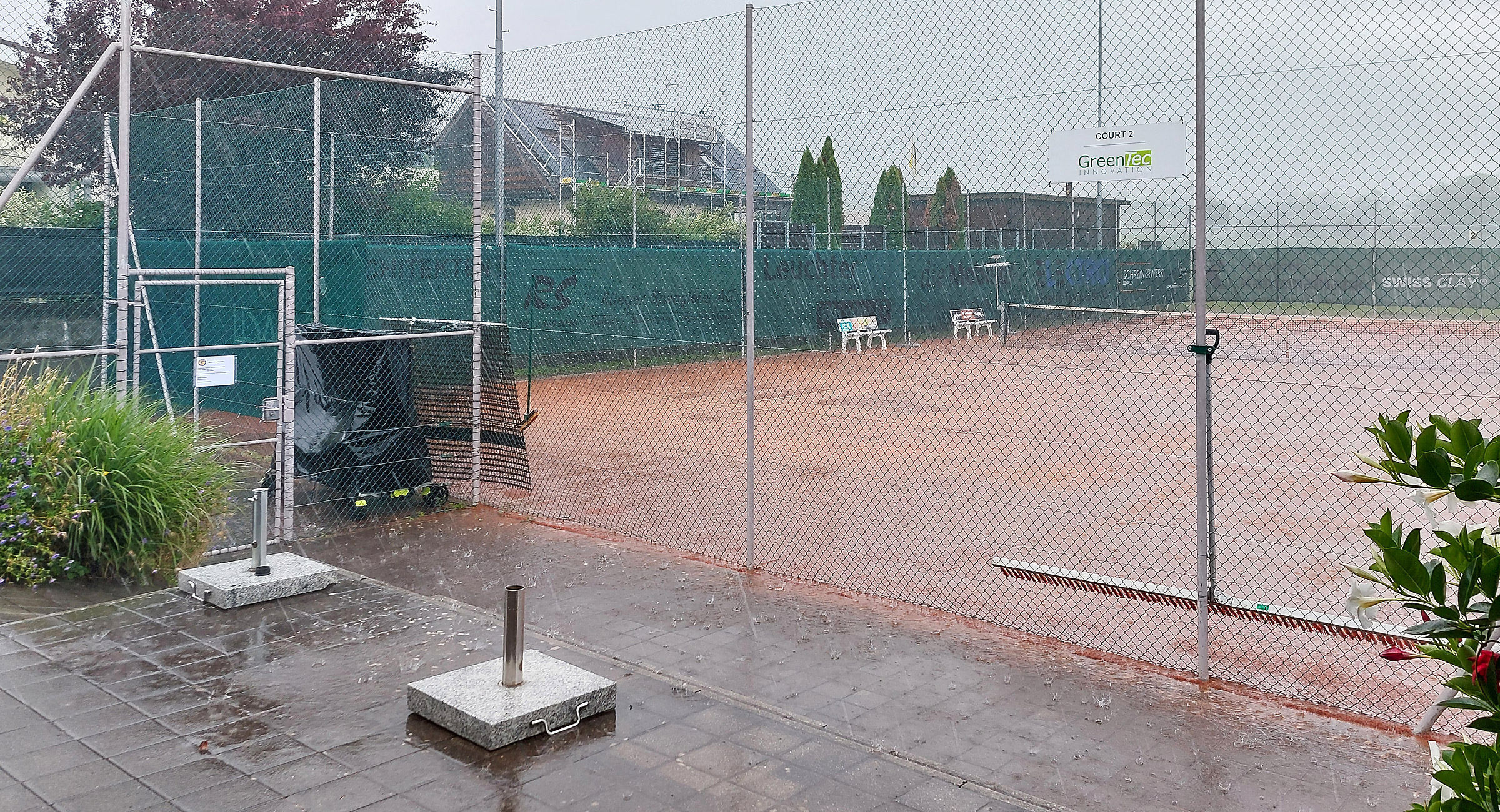 Platzregen um 16.00 Uhr beendet das Tennisspielen
