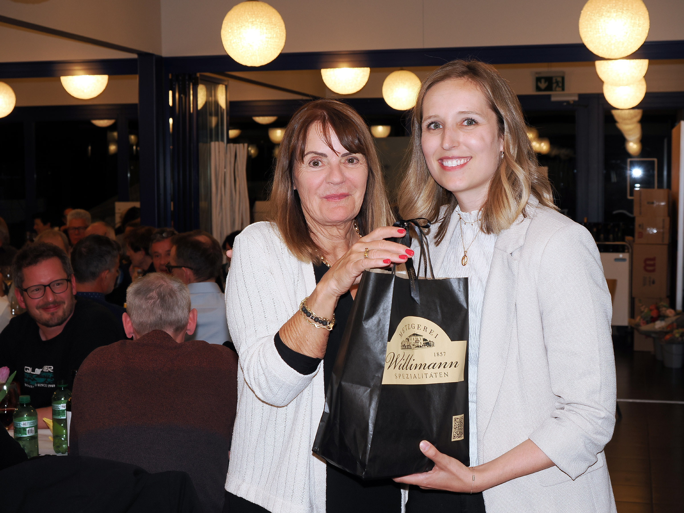 J+S-Leiterin Yvonne Elmiger erhält Geschenk von Junioren-Verantwortlichen Gaby Lang J+S-Leiterin Yvonne Elmiger erhält Geschenk von Junioren-Verantwortlichen Gaby Lang