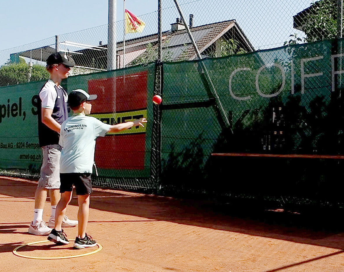 Tennisball-Dosen-Turm zum Einsturz bringen Tennisball-Dosen-Turm zum Einsturz bringen