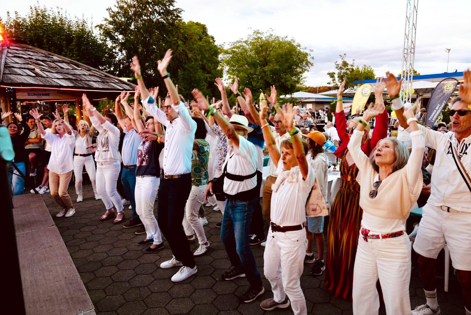 Ausgelassene Stimmung an der Sommerparty "50 Jahre TC Sempach"