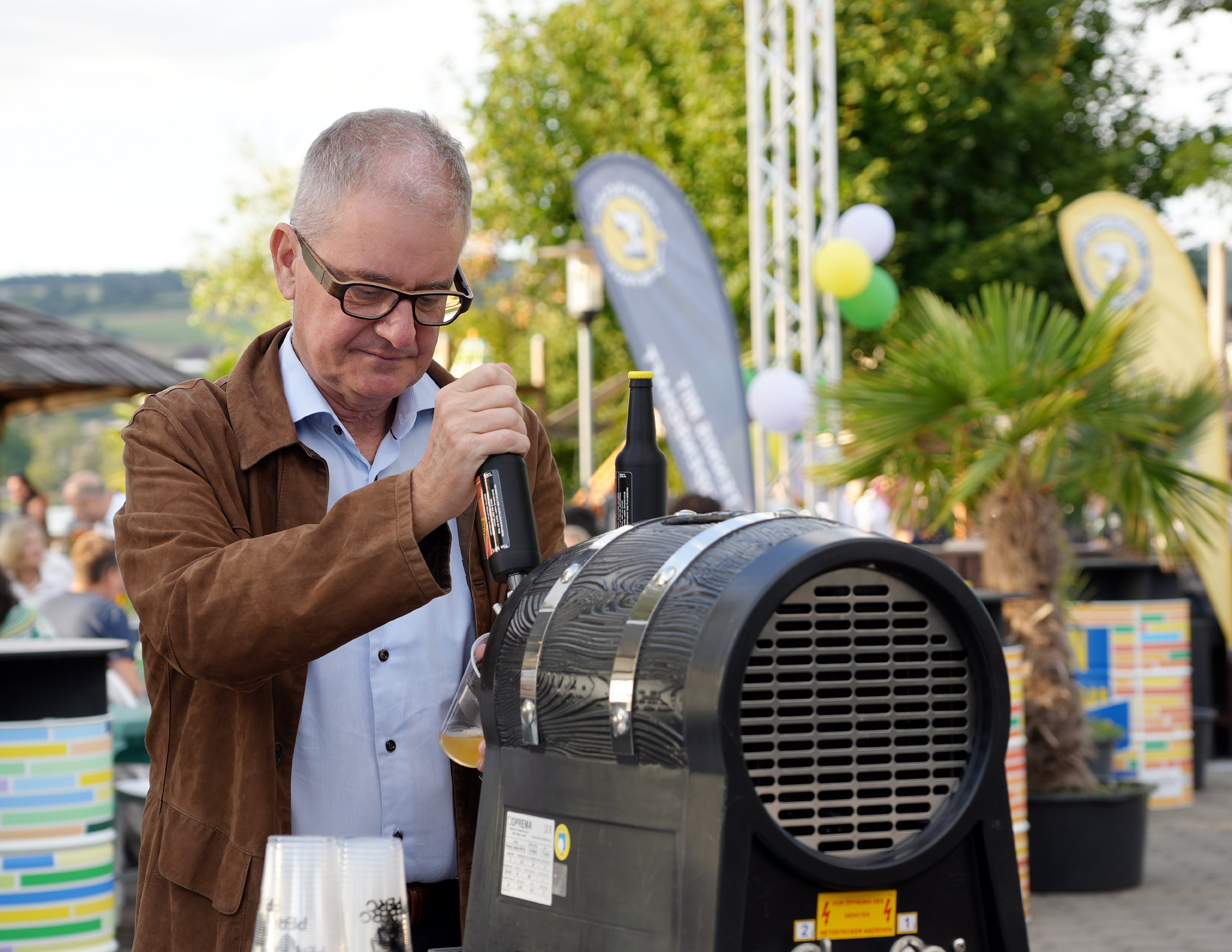Michael Kässberger beim Abfüllen Michael Kässberger beim Abfüllen